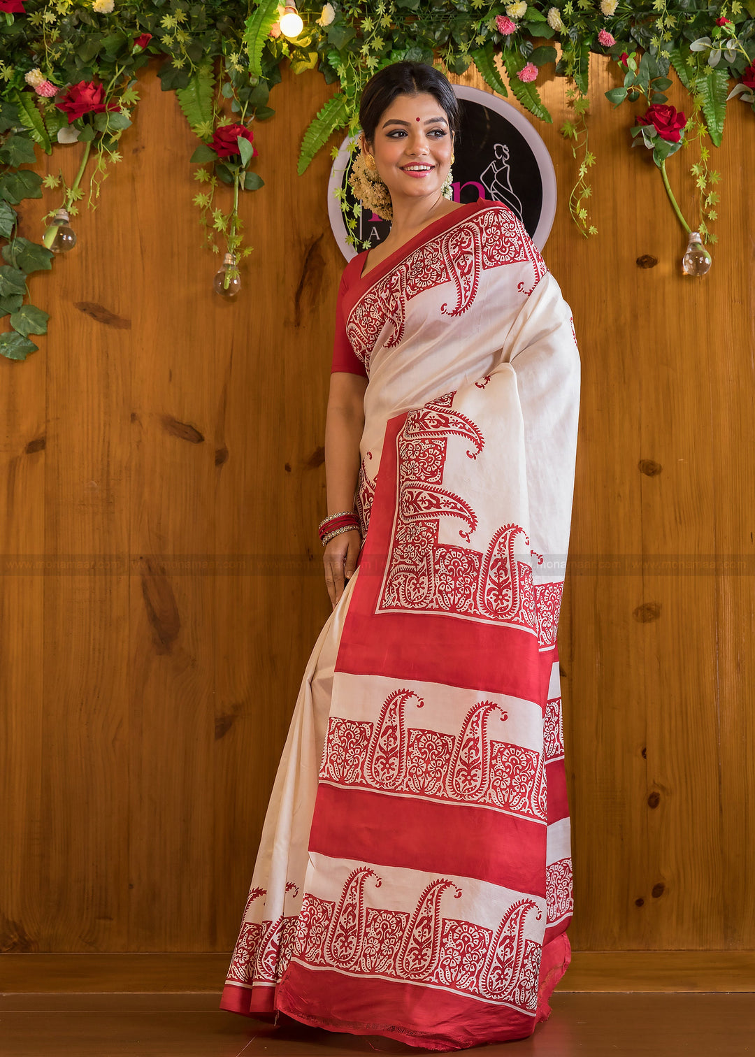 Never Ending Vogue Of Red And White Saree