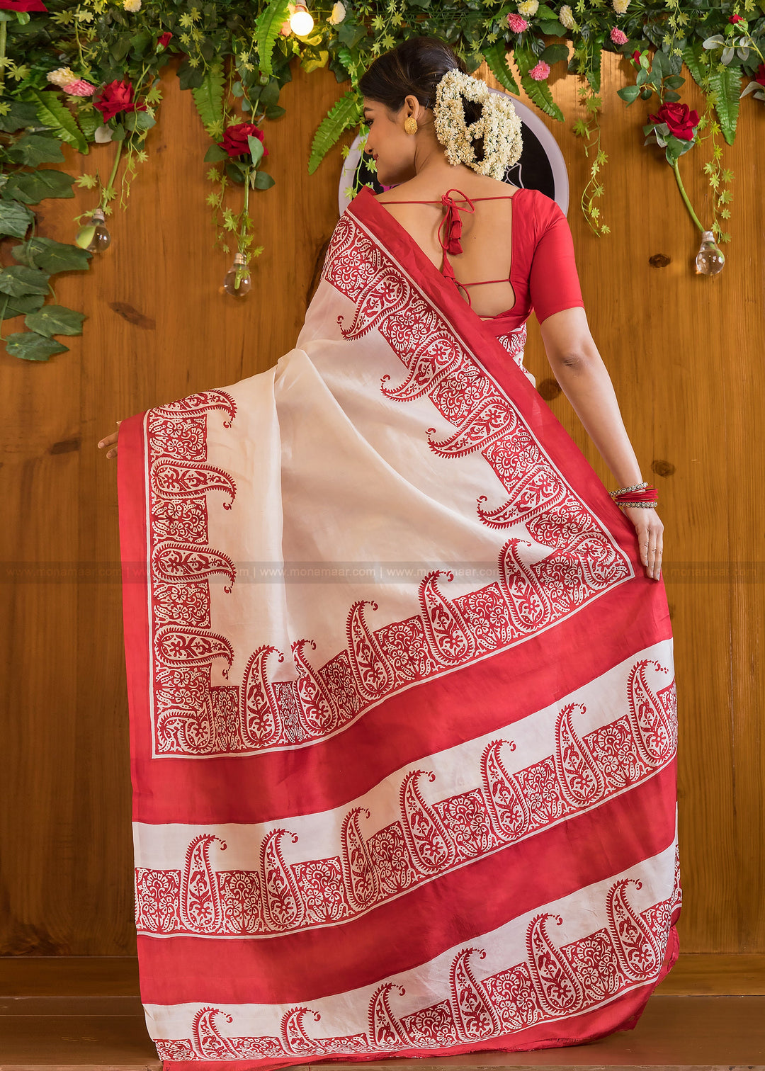 Never Ending Vogue Of Red And White Saree