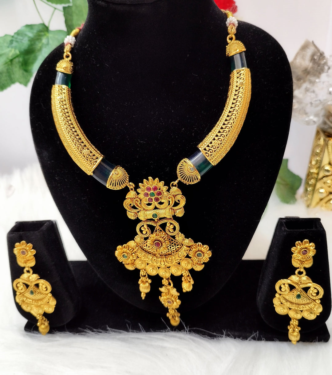 A Rich Looking Gold Plated Necklace Set