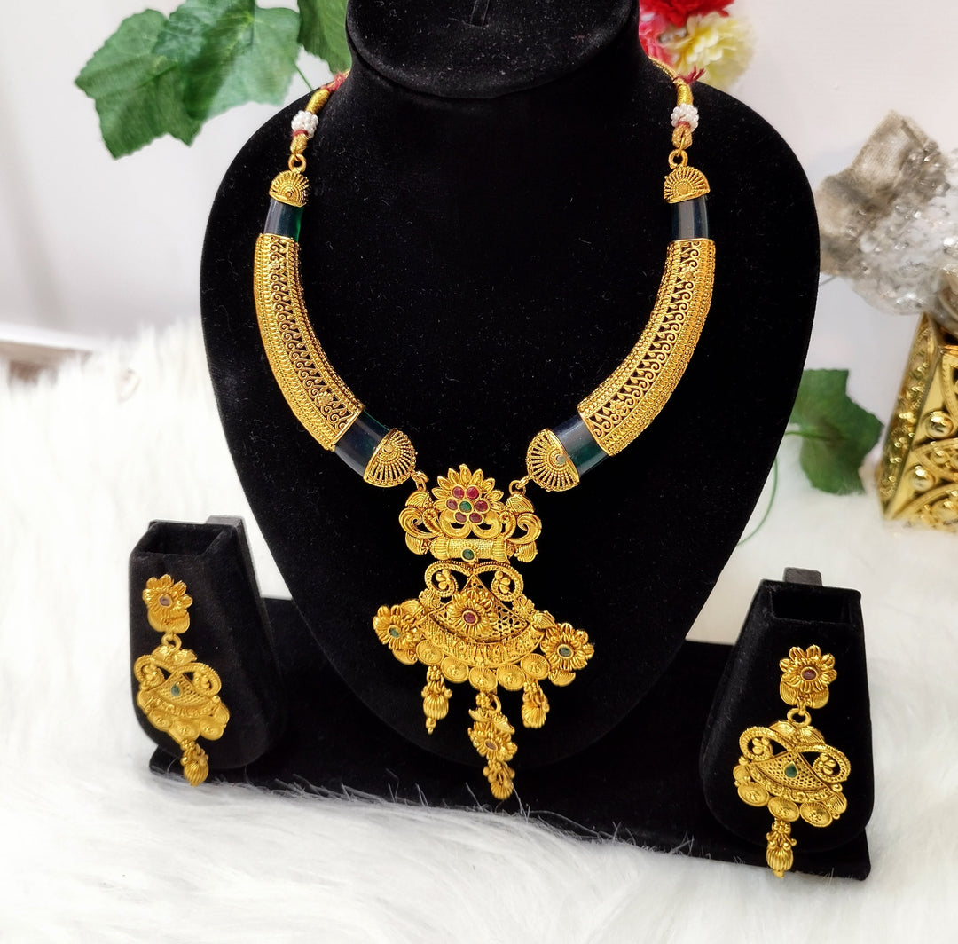 A Rich Looking Gold Plated Necklace Set