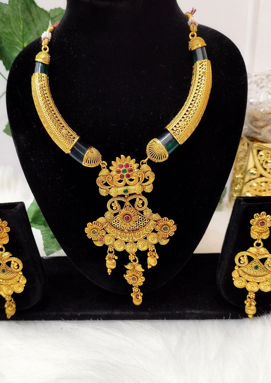 A Rich Looking Gold Plated Necklace Set