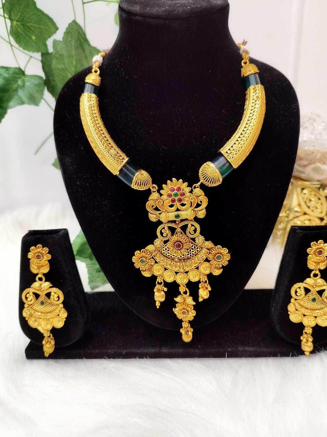 A Rich Looking Gold Plated Necklace Set