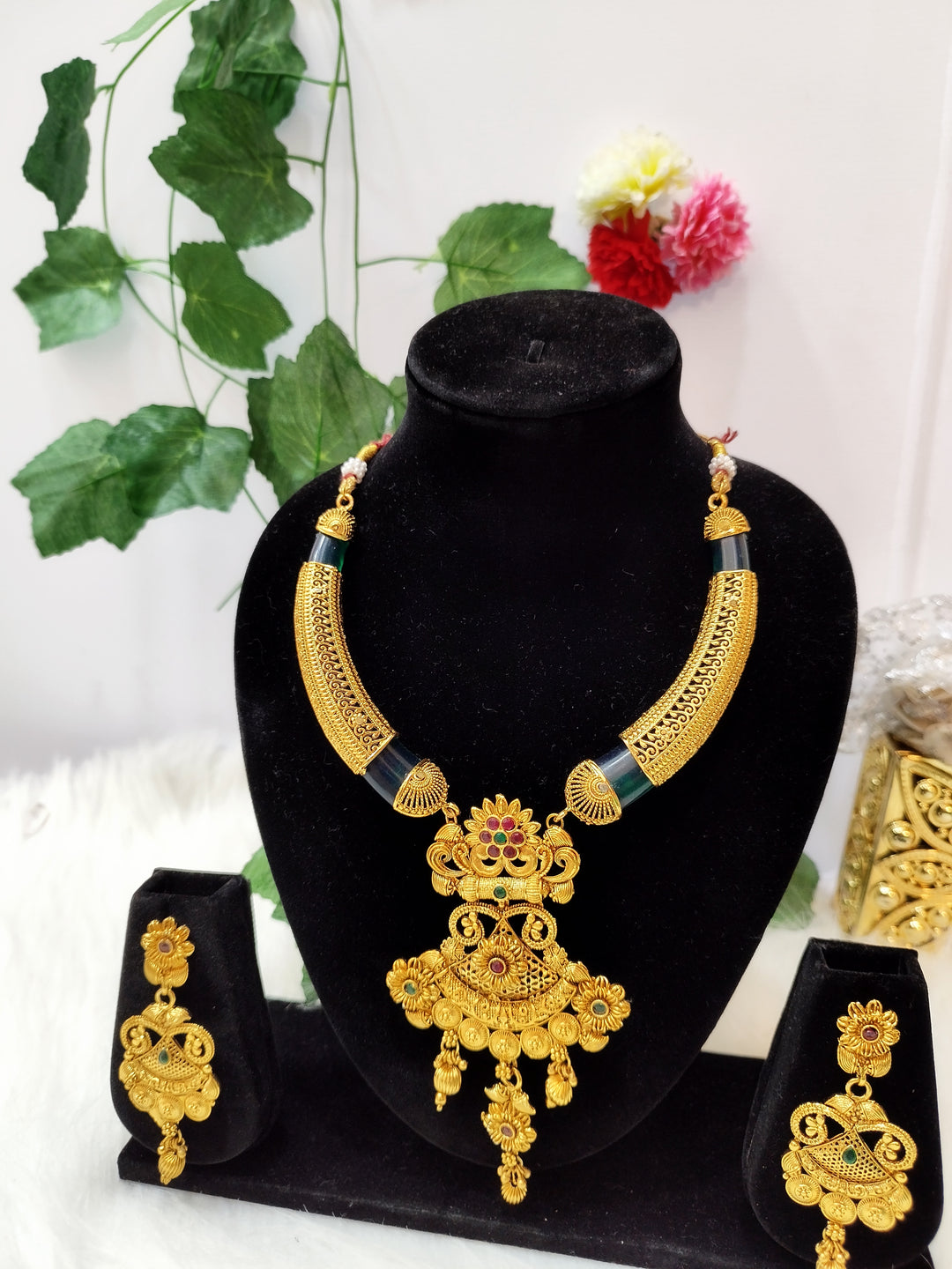 A Rich Looking Gold Plated Necklace Set