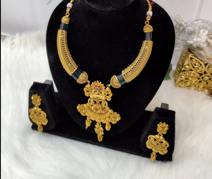 A Rich Looking Gold Plated Necklace Set