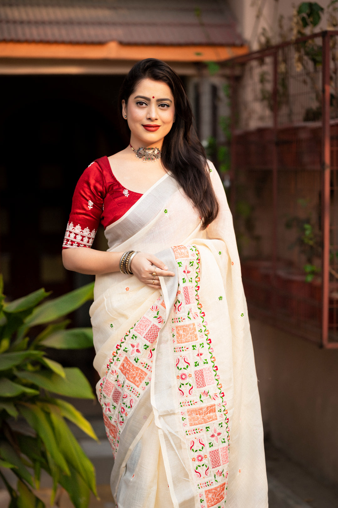 Excellent Thread - Embroidered Linen Saree