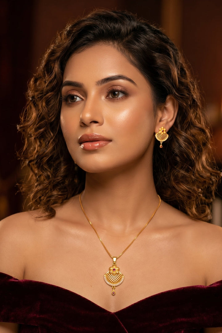 Latina Glow Chain And Pendant Set
