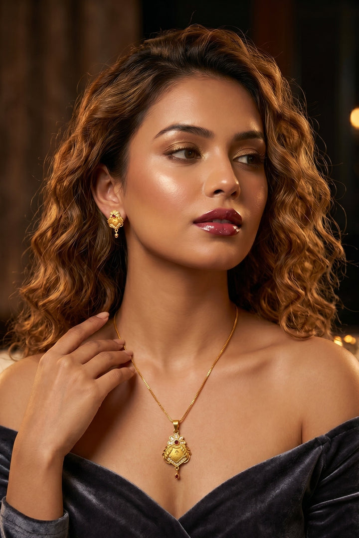 Aashvi Elegance-Chain And Pendant Set