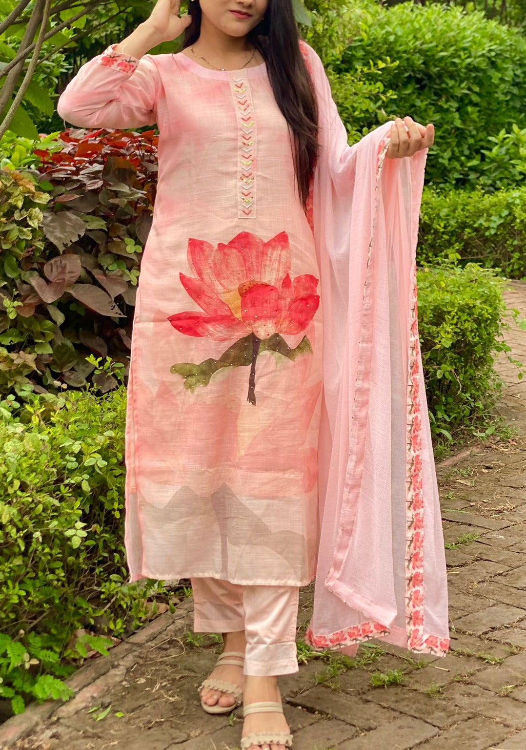 Visual Flow Of Endearing Pink Floral Kurti set