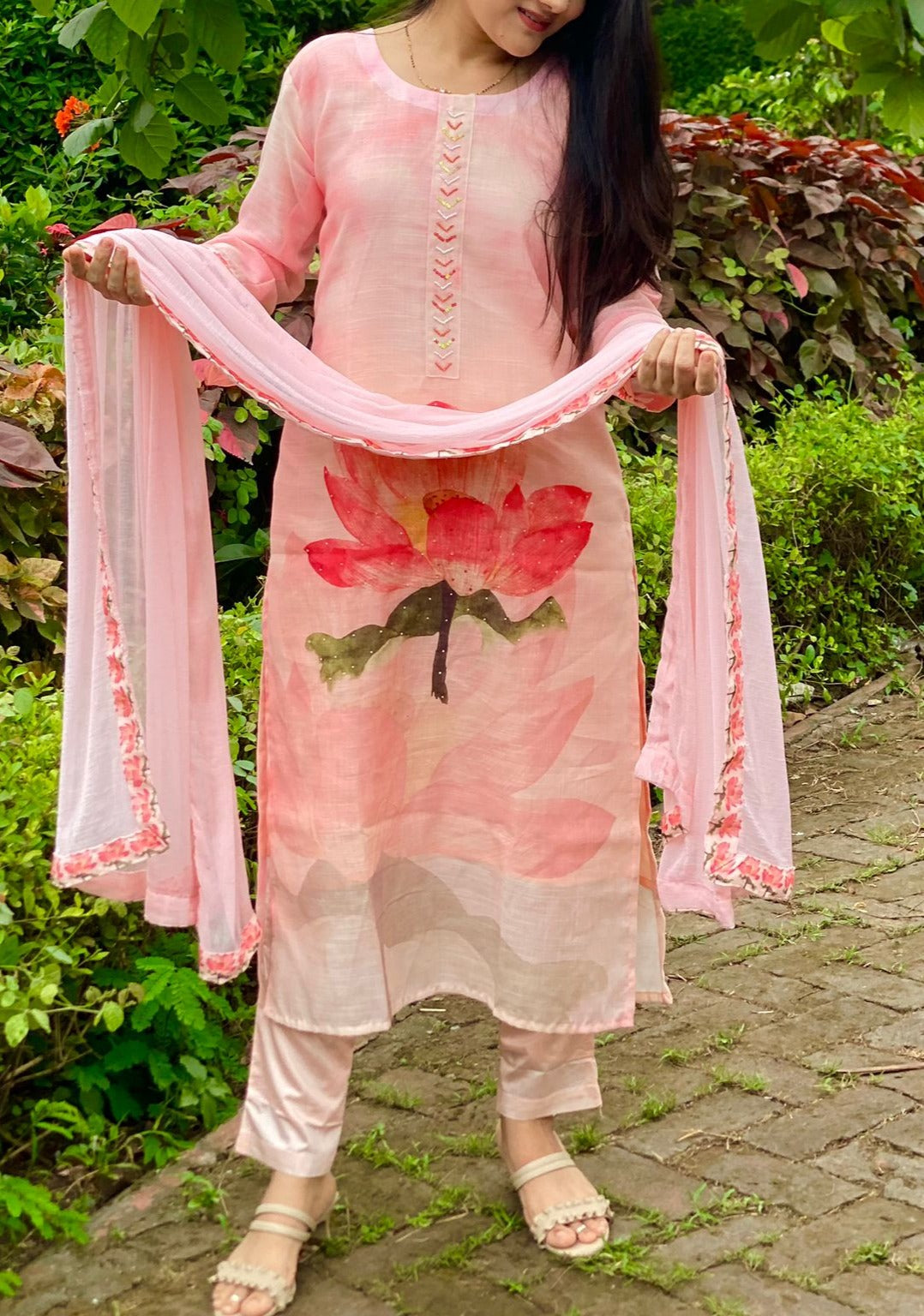 Visual Flow Of Endearing Pink Floral Kurti set