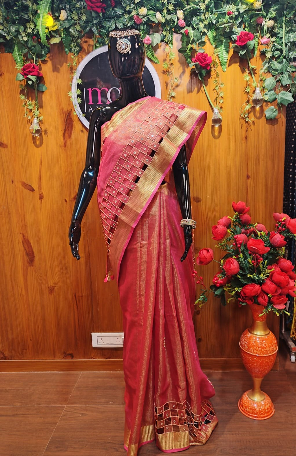 Worth Of A Queen's Crown(Pure Tissue Linen Saree)