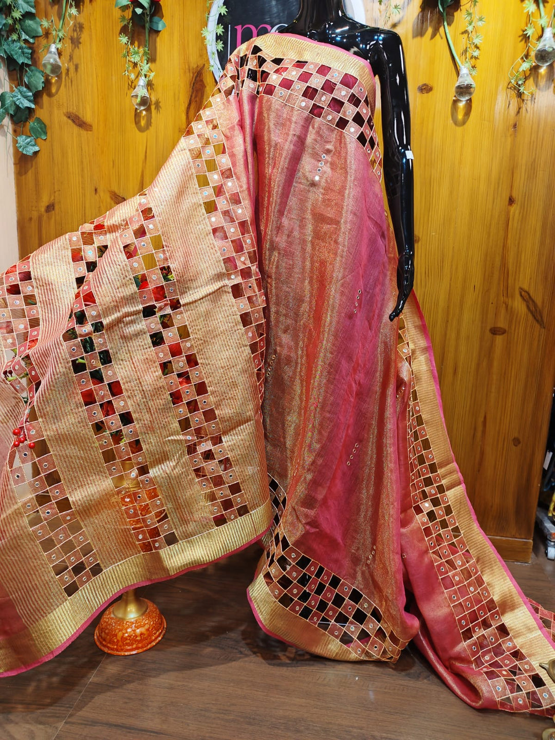 Worth Of A Queen's Crown(Pure Tissue Linen Saree)