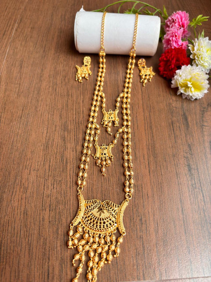 Pretty Looking Gold Plated Necklace Set