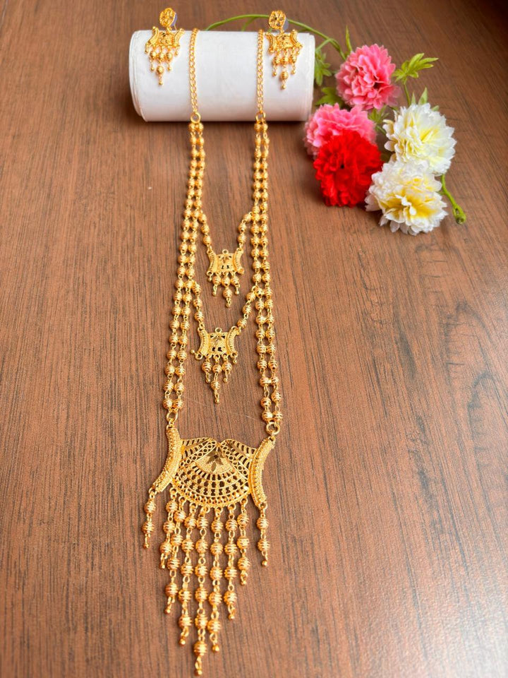 Pretty Looking Gold Plated Necklace Set