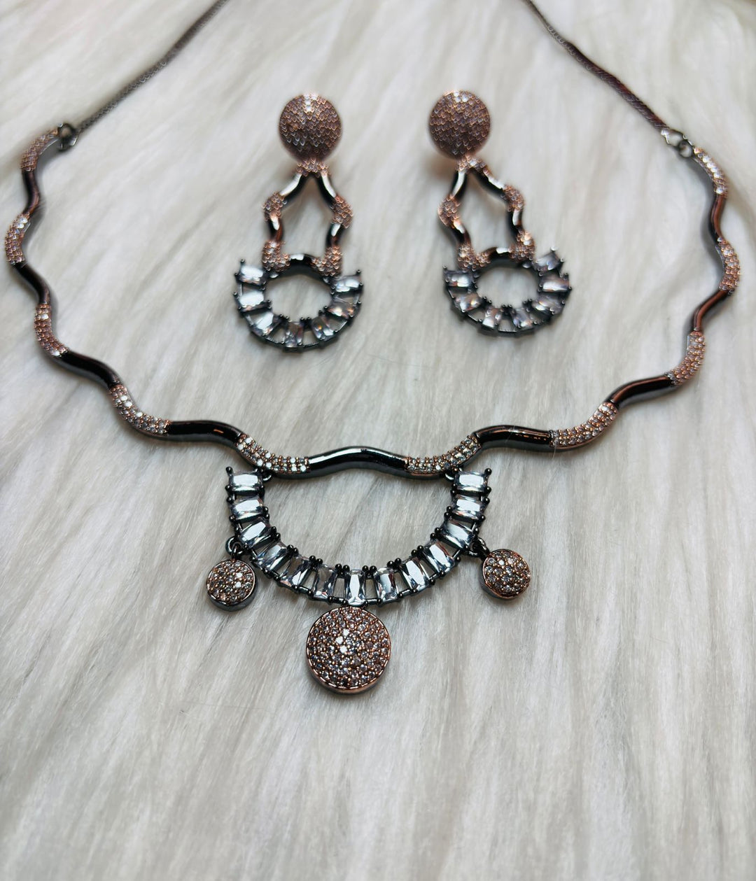 Mon Amaar – Modern Glittering Fancy Necklace Set