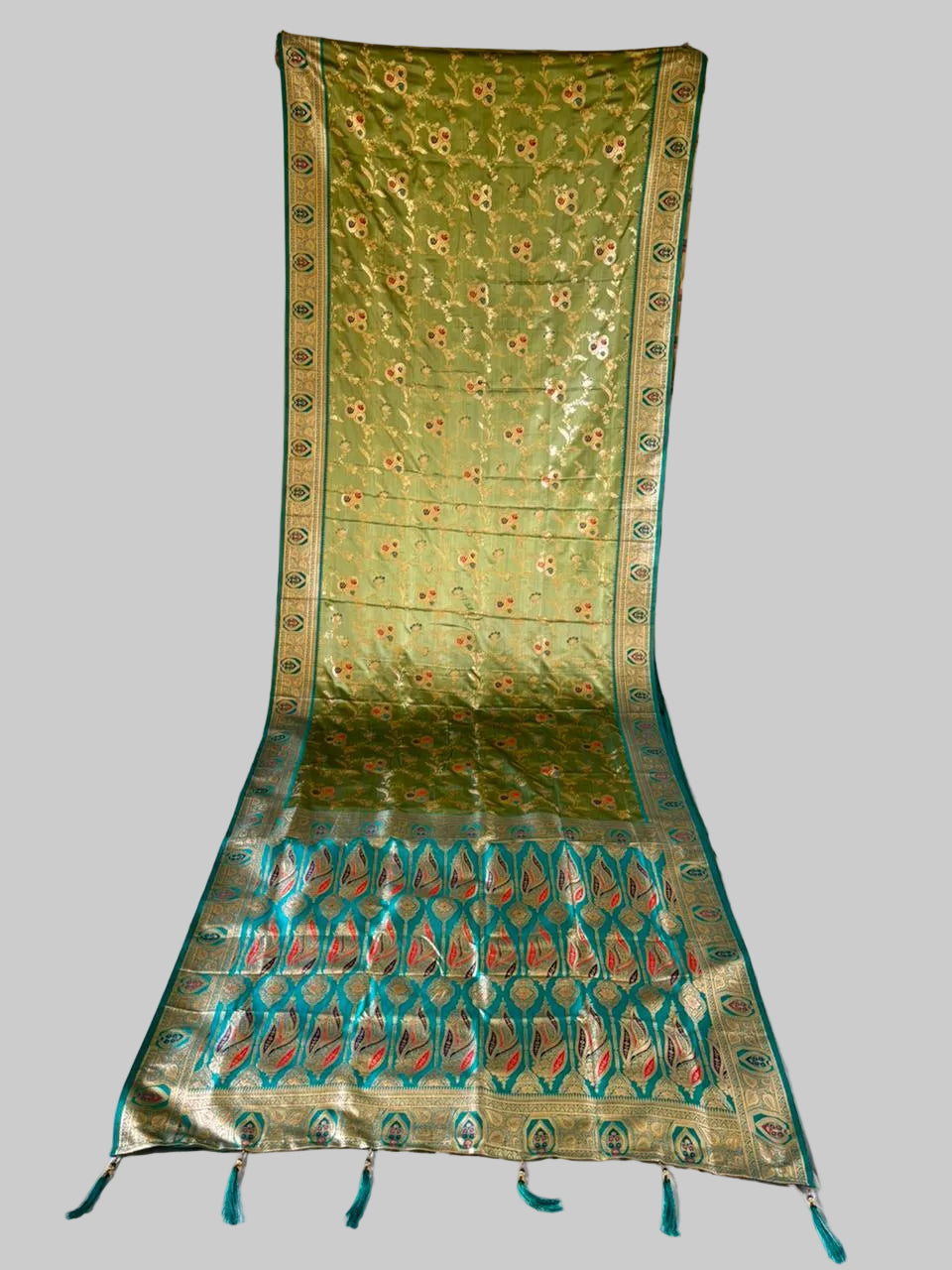 Trendsetting Aura(Satin Silk Saree)