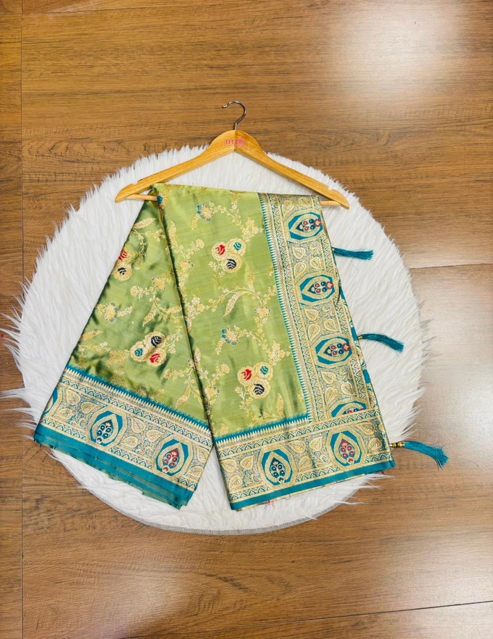 Trendsetting Aura(Satin Silk Saree)