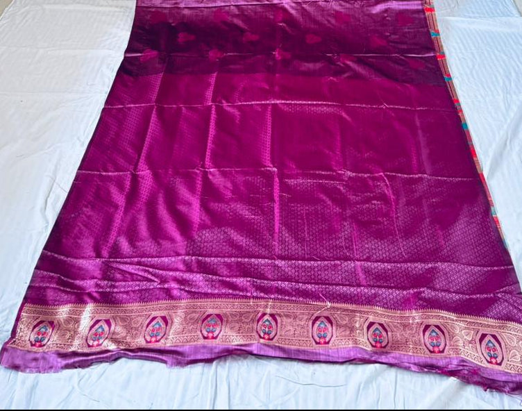 Trendsetting Aura(Satin Silk Saree)