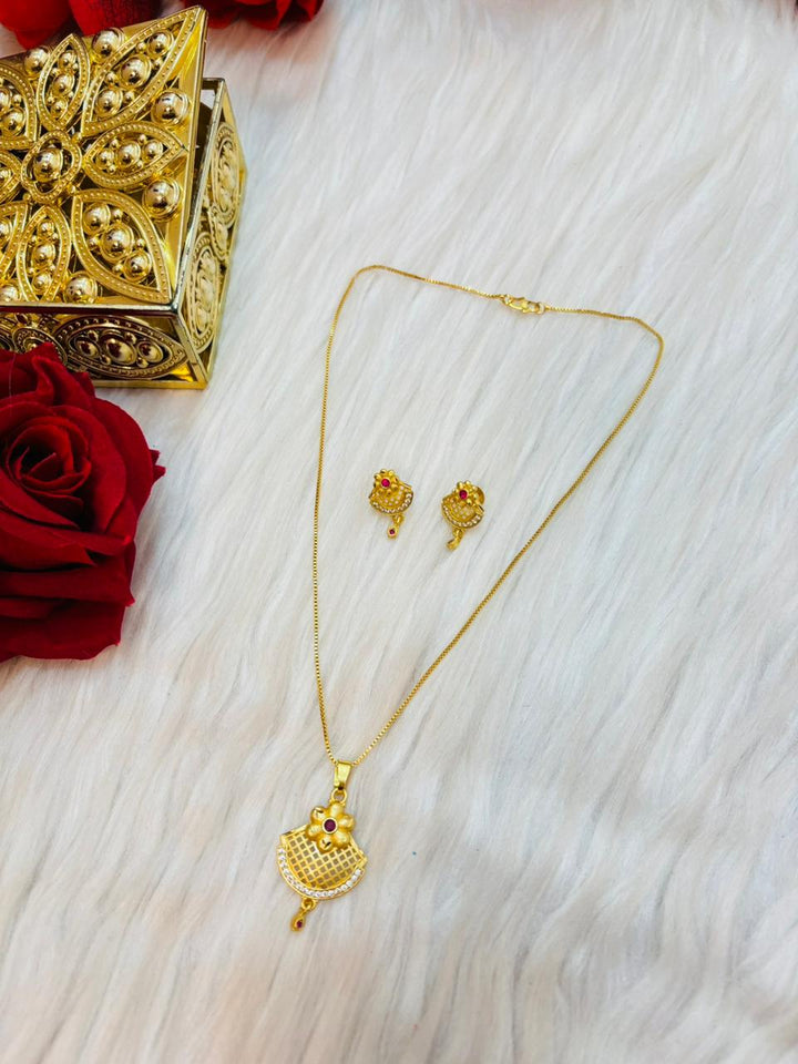 Latina Glow Chain And Pendant Set