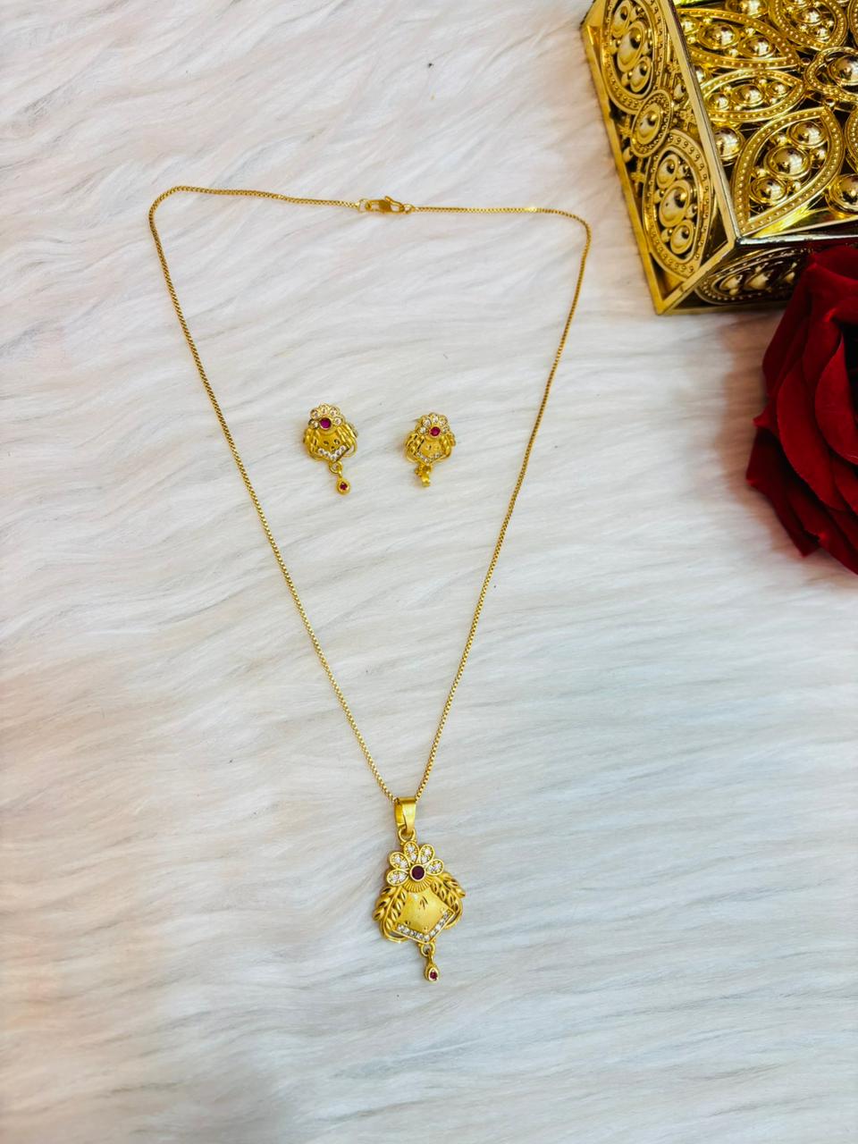 Aashvi Elegance-Chain And Pendant Set