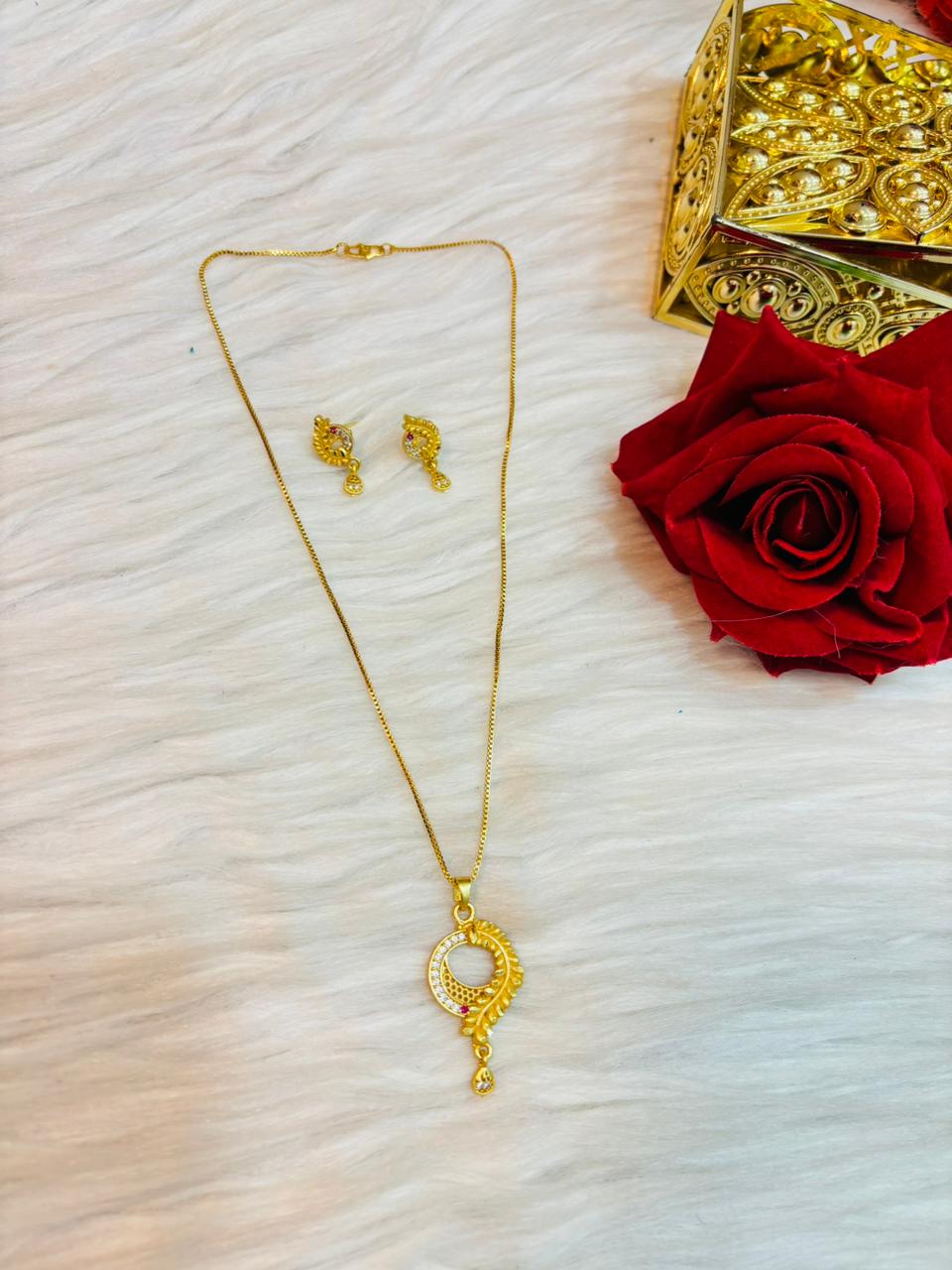 Twilight Gold Chain And Pendant Set