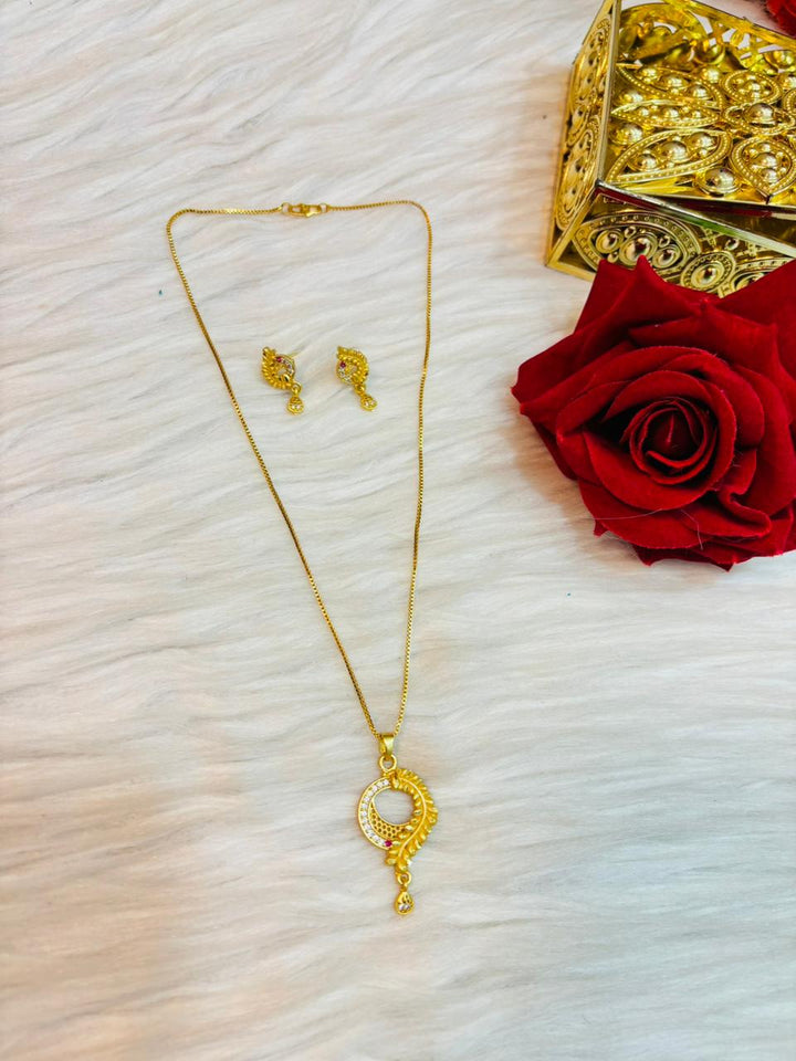 Twilight Gold Chain And Pendant Set