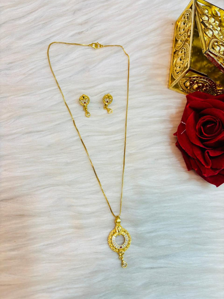 Elite Feel-Gold Chain And Pendant Set