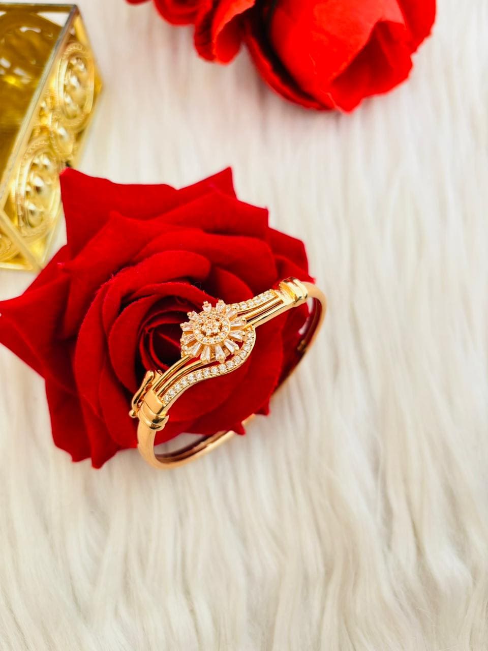 Style That Trends Sleek Bracelet
