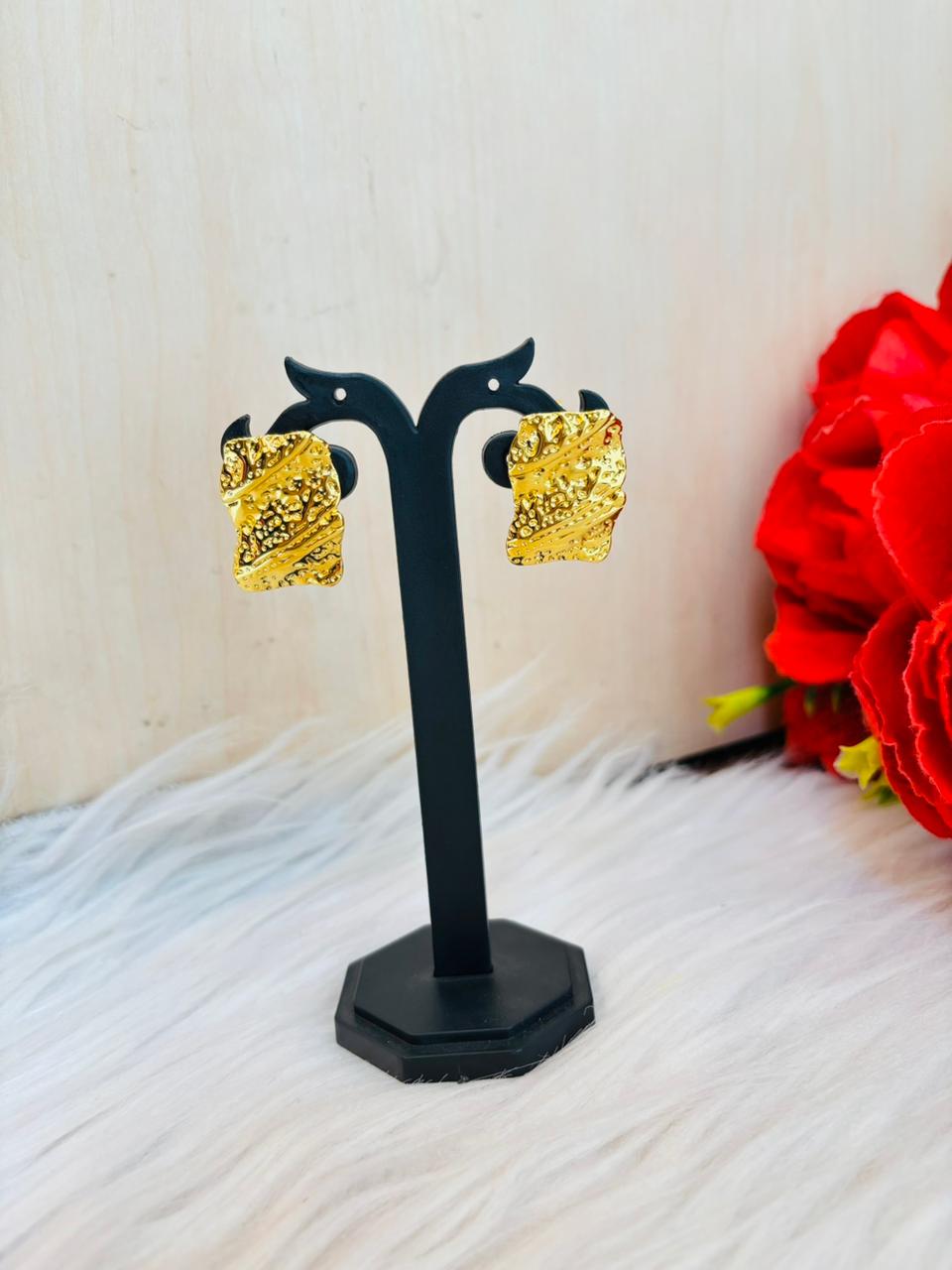 Classy Look- Metal Earrings