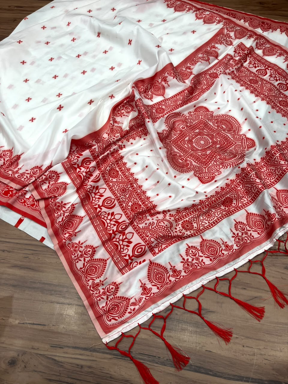 Raktim Rekha –&nbsp; Woven Soft Silk Saree