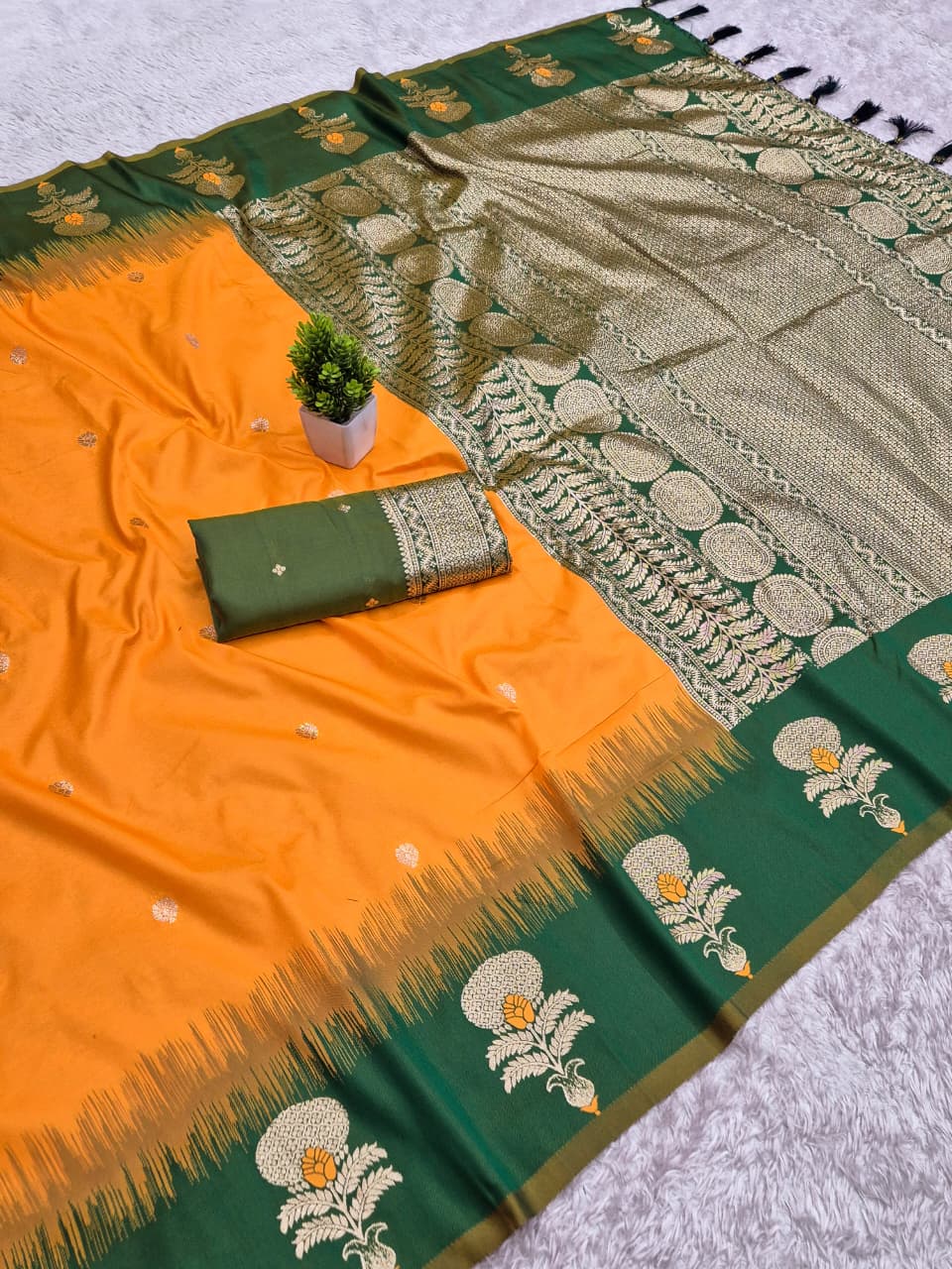 Divine Glance Banarasi  Ikkat Silk ( Semi ) Saree