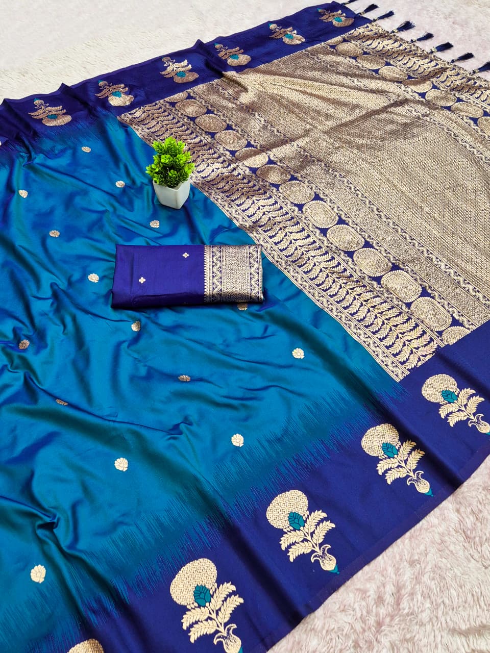 Divine Glance Banarasi  Ikkat Silk ( Semi ) Saree
