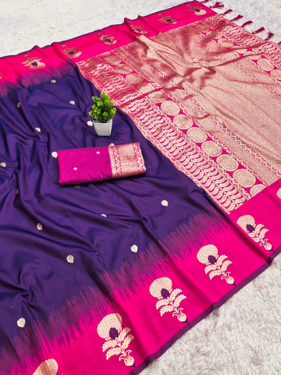 Divine Glance Banarasi  Ikkat Silk ( Semi ) Saree