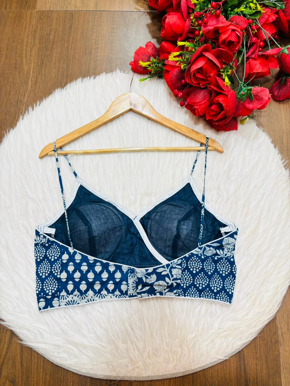 Style In Sunny Days-Noodle Sleeves Blouse