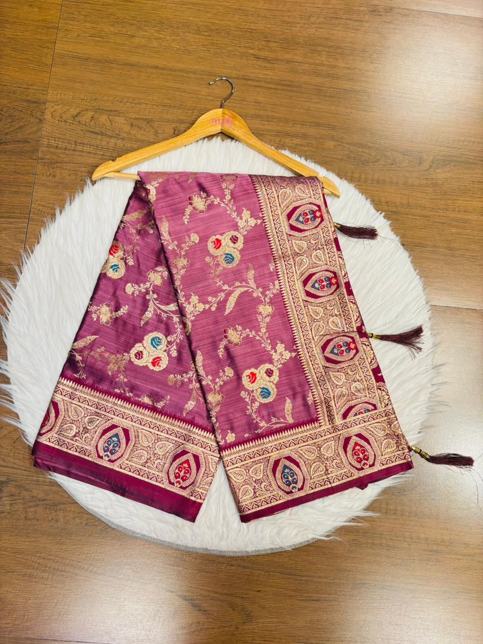 Trendsetting Aura(Satin Silk Saree)
