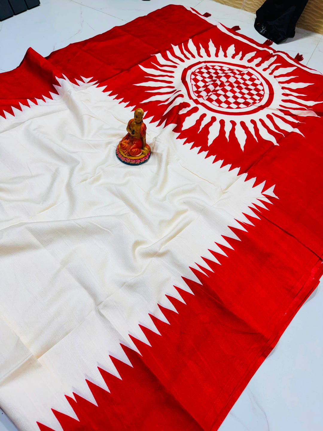 Dhaker Taale Matka Khadi Bapta Print Saree