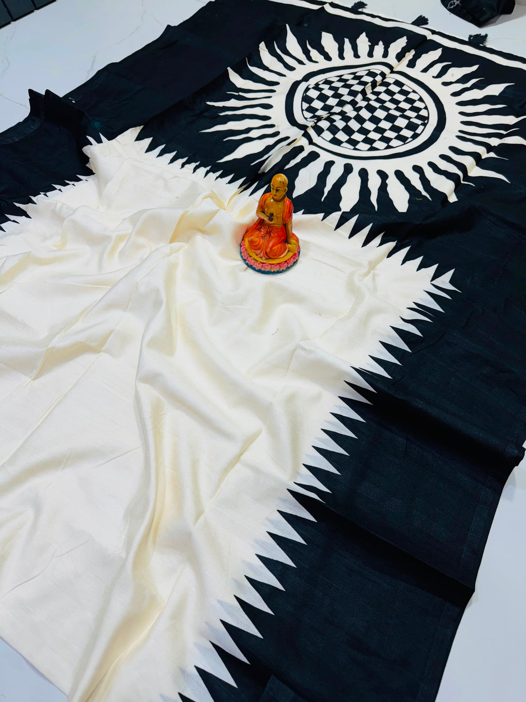 Dhaker Taale Matka Khadi Bapta Print Saree