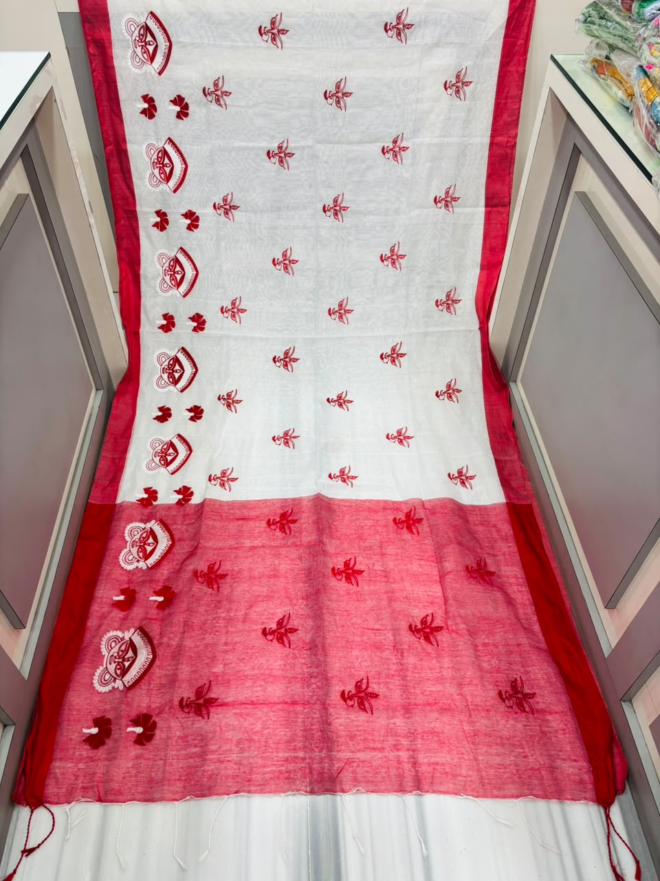 Agomoni Sur (আগমনী সুর)Cotton ( Semi) Saree with Embroidered Work