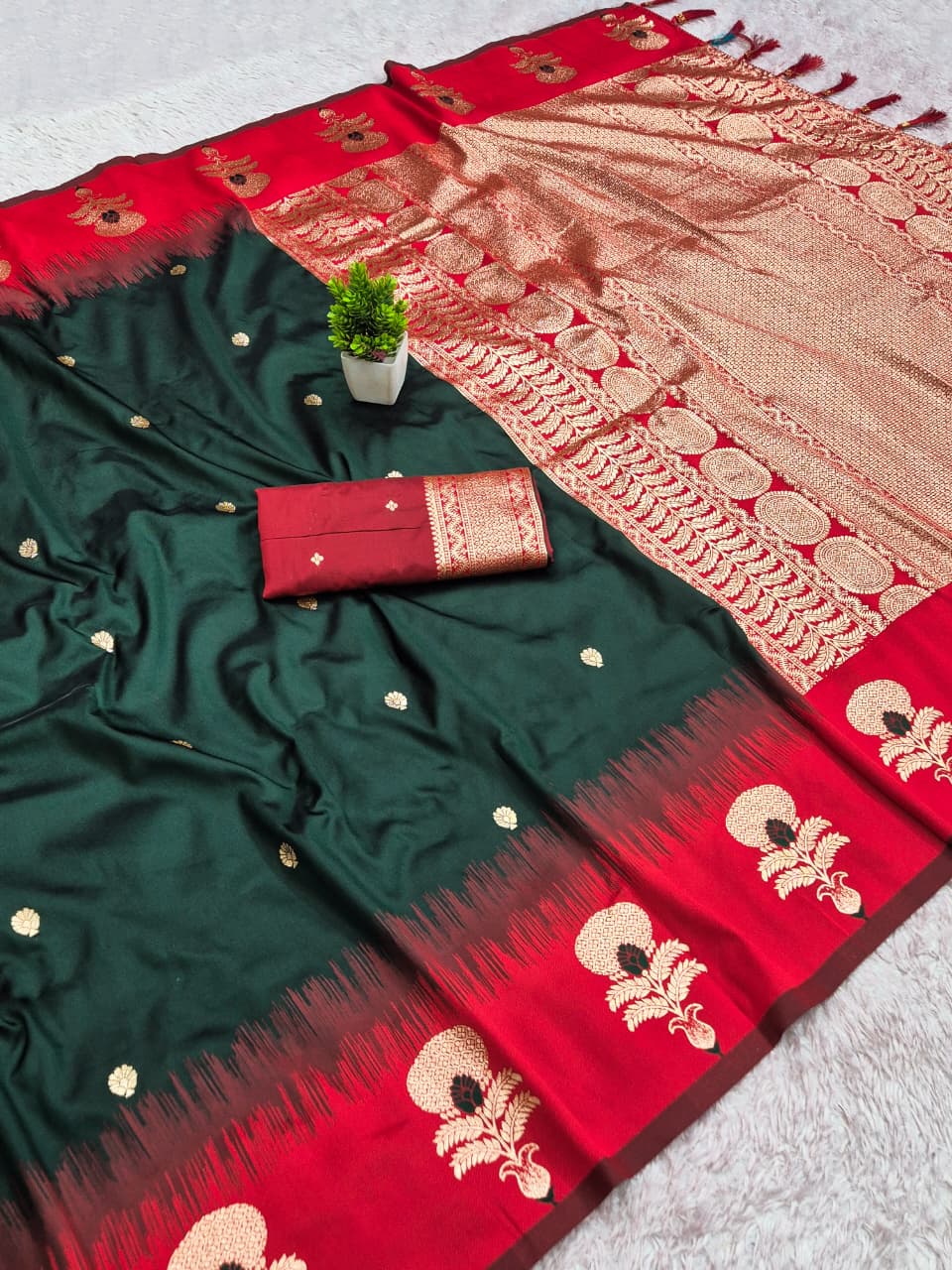 Divine Glance Banarasi  Ikkat Silk ( Semi ) Saree