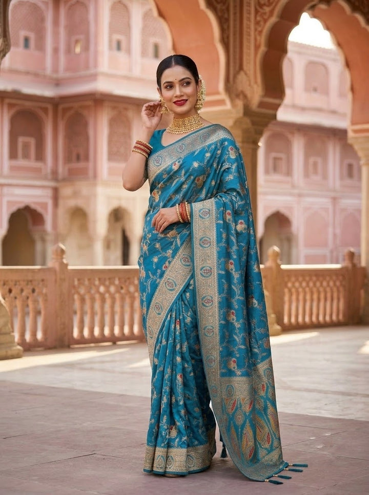Trendsetting Aura(Satin Silk Saree)
