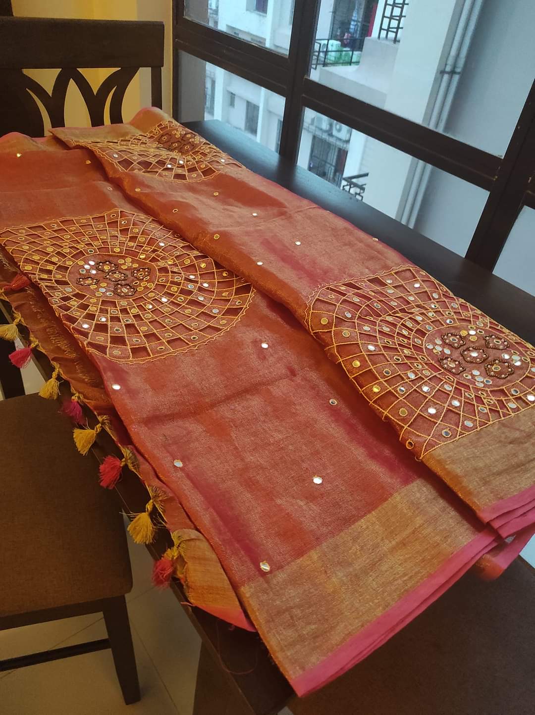 Worth Of A Queen's Crown( Pure Tissue Linen Saree)